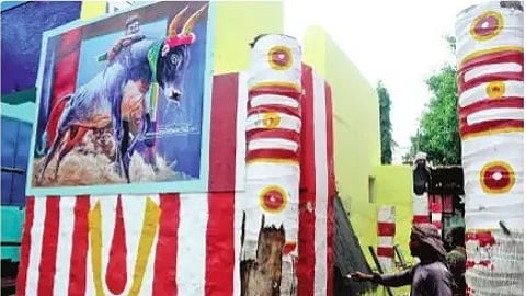 அலங்காநல்லூரில் சனிக்கிழமை நடைபெற்ற வாடிவாசல் சீரமைப்புப் பணி.