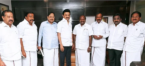 முதல்வருடன் திமுக வேட்பாளர்.