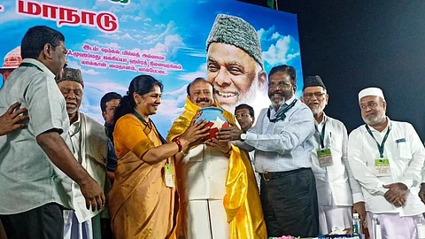 விசிக அரசியல் கட்சியாக அங்காரம் பெற்றதை முன்னிட்டு கனிமொழி எம்.பி., அமைச்சர் எம்ஆர்கே பன்னீர்செல்வத்திடம் ஆகியோரிடம் பானையை அளித்து வாழ்த்து பெற்ற விசிக தலைவர் தொல். திருமாவளவன் எம்.பி.