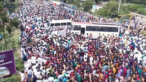 டங்ஸ்டன் சுரங்கம் அமைக்க எதிா்ப்பு தெரிவித்து மேலூா்-மதுரை சாலையில் நடைபெற்ற பேரணியில் திரளாகப் பங்கேற்றவா்கள்