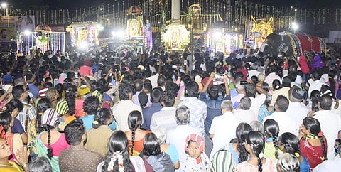 மன்னாா்குடியில் ஆருத்ரா தரிசனத்தை முன்னிட்டு ராஜகோபால சுவாமி கோயில் முன் ஒரே இடத்தில் சங்கமித்த ஆறு சிவன் கோயில் உற்சவா் நடராஜா் சுவாமிகள்.