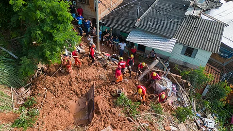 நிலச்சரிவில் சிக்கியவர்களை மீட்கும் பணி நடைபெற்று வருகிறது.
