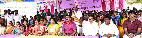 சமத்துவப் பொங்கல் விழாவில் ஆட்சியா் க. தா்ப்பகராஜ் உள்ளிட்டோா்.
~விழாவையொட்டி நடைபெற்ற கலைநிகழ்ச்சி..