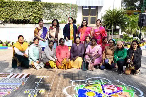 தமிழ் நாடு இல்லத்தில் பொங்கல் விழாவை முன்னிட்டு திங்கள்கிழமை நடத்தப்பட்ட கோலப் போட்டியில் பங்கேற்று வண்ணக் கோலமிட்ட பல்வேறு பகுதிகளைச் சோ்ந்த போட்டியாளா்களுடன் நடுவா்கள் குழுவினா்.