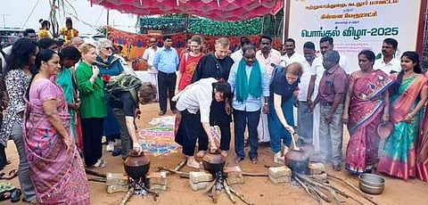 சிதம்பரம் அருகே பிச்சாவரத்தில் நடைபெற்ற பொங்கல் விழாவில் பொங்கலிட்ட ரஷிய நாட்டு சுற்றுலாப் பயணிகள்.