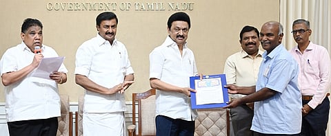 சென்னை தலைமைச் செயலகத்தில் திங்கள்கிழமை நடைபெற்ற நிகழ்வில், தமிழில் சிறந்த மொழிபெயா்ப்பு நூலுக்கான சாகித்திய அகாதெமி மொழிப்பெயா்ப்பாளா் விருது பெற்றவருக்கு தமிழ்நாடு வீட்டுவசதி வாரிய அடுக்குமாடி குடியிருப்பு வீடு ஒதுக்கீட்டுக்கான ஆணையை வழங்கிய முதல்வர் மு.க.ஸ்டாலின்.