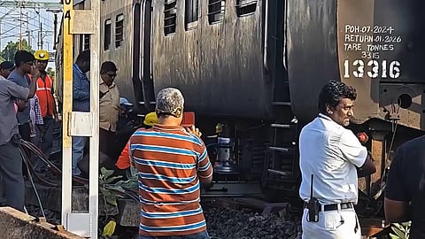 தடம் புரண்ட விழுப்புரம் பயணிகள் ரயில்.