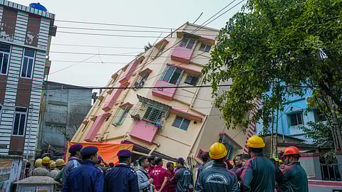 கொல்கத்தா: குளம் இருந்த இடத்தில் எழுப்பப்பட்ட கட்டடம் சரிந்து விபத்து!