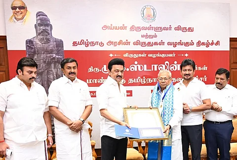 திருவள்ளுவர் விருதினை மு. படிக்கராமுவுக்கு முதல்வர் வழங்கினார்.