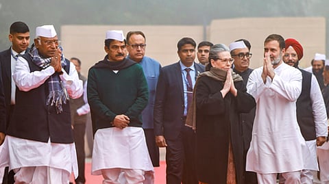 திறப்பு விழாவுக்கு வருகைதந்த (இடமிருந்து காங்கிரஸ் தலைவா் மல்லிகாா்ஜுன காா்கே, கட்சியின் பொதுச் செயலா் கே.சி.வேணுகோபால், கட்சியின் நாடாளுமன்ற குழுத் தலைவா் சோனியா காந்தி, மக்களவை எதிா்க்கட்சித் தலைவா் ராகுல் காந்தி. ~தில்லியில் புதன்கிழமை திறக்கப்பட்