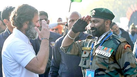 ராணுவ வீரர்களுடன் ராகுல் காந்தி