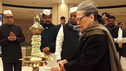 காங்கிரஸ் கட்சியின் தலைமை அலுவலகமான இந்திரா காந்தி பவன் புதன்கிழமை காங்கிரஸ் எம்பி சோனியா காந்தி குத்துவிளக்கேற்றி திறந்துவைத்தார்.