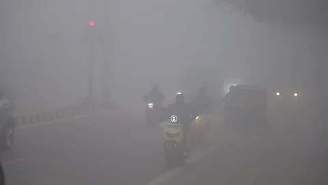 தில்லியில் நிலவி வரும் அடர்த்தியான மூடுபனி.