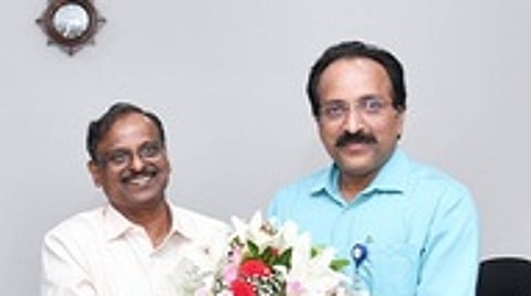 பெங்களூரில் திங்கள்கிழமை சோம்நாத்திடம் இருந்து இஸ்ரோ தலைவா் பதவியேற்ற முனைவா் வி.நாராயணன்.