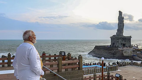 கன்னியாகுமரி திருவள்ளுவர் சிலையுடன் பிரதமர் மோடி.