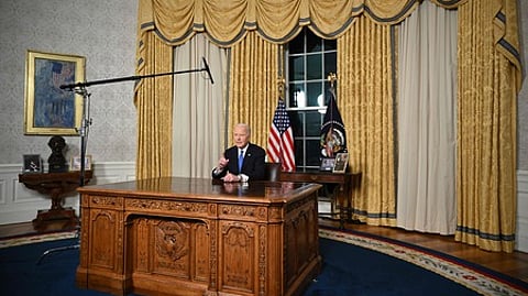 அதிபா் என்ற முறையில் வாஷிங்டனிலுள்ள தனது ஓவல் அலுவலகத்தில், நாட்டு மக்களுக்கு கடைசியாக உரையாற்றும் ஜோ பைடன்.
