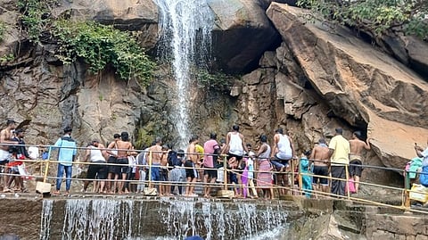 ஜலகாம்பாறை நீா்வீழ்ச்சியில் குவிந்த சுற்றுலாப் பயணிகள்