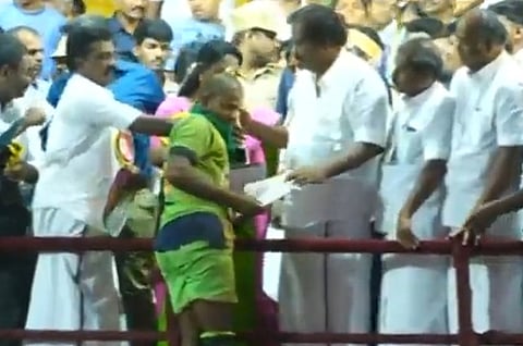 அலங்காநல்லூர் ஜல்லிக்கட்டு: 20 காளைகளை அடக்கி அபிசித்தர் முதலிடம்!