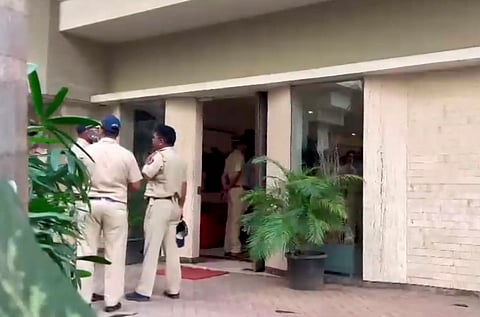 சயீஃப் அலிகான் வீட்டுக்குள் வெளிநபர் நுழைந்தது எப்படி?