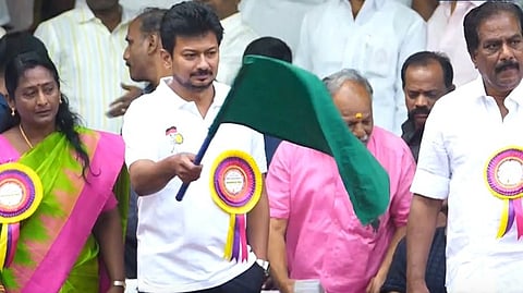 அலங்காநல்லூர் ஜல்லிக்கட்டுப் போட்டியை துணை முதல்வர் உதயநிதி ஸ்டாலின் தொடங்கி வைத்தார்.