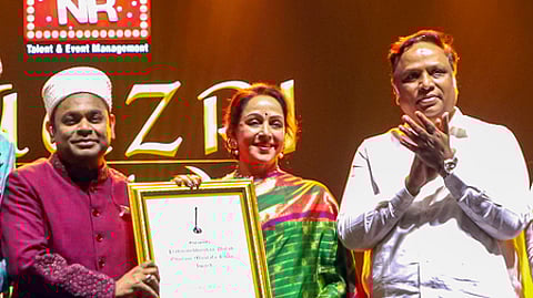 நடிகை ஹேமமாலினிக்கு ‘உஸ்தாத் குலாம் முஸ்தஃபா கான்’ விருதை வழங்கிய ஏ.ஆா்.ரஹ்மான். உடன் மகாராஷ்டிர அமைச்சா் ஆசிஷ் ஷெலாா்.