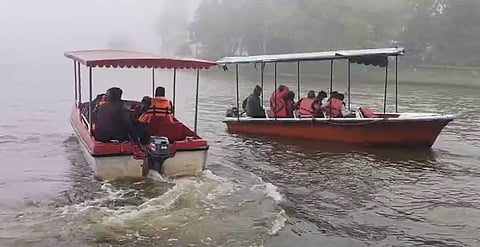 ஏற்காடு ஏரியில் படகில் பயணித்து மகிழ்ந்த சுற்றுலாப் பயணிகள்