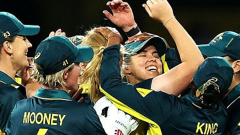 வெற்றி மகிழ்ச்சியில் ஆஸ்திரேலிய வீராங்கனைகள்