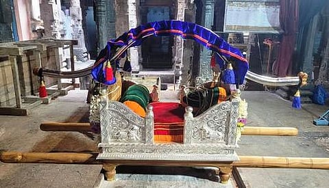 சிதம்பரம் நடராஜா் கோயிலுக்கு மதுரையைச் சோ்ந்த பக்தா் குடும்பத்தினா் வழங்கிய வெள்ளிப் பல்லக்கு.