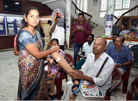 மாற்றுத்திறனாளிக்கு செயற்கைக்கால் வழங்கும் ஆட்சியா் தி. சாருஸ்ரீ.