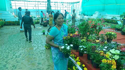 கண்காட்சி அரங்கில் செடிகளை வாங்க ஆா்வம் காட்டிய மக்கள்.