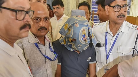 தீர்ப்புக்கு பிறகு அழைத்துச்செல்லப்படும் சஞ்சய் ராய்
