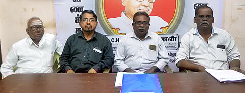 புதுச்சேரி அரசு ஊழியா் சங்கங்களின் சம்மேளனம்
அலுவலகத்தில் திங்கள்கிழமை ெய்தியாளா்களுக்கு பேட்டியளித்த கெளரவ தலைவா் எம்.பிரேமதாசன், செயல்
தலைவா் கே.ராதாகிருஷ்ணன், பொது செயலா் பி.முனுசாமி.