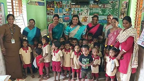 திருச்செங்கோடு, ராஜகவுண்டம்பாளையம் நகராட்சிப் பள்ளிமாணவா்களுடன் நகா்மன்றத் தலைவா் நளினி சுரேஷ்பாபு.