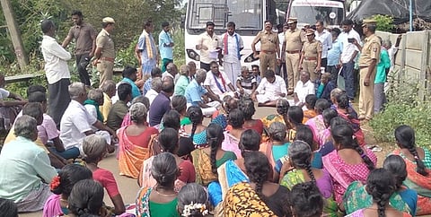 திருவிடைச்சேரியில் சாலை மறியலில் ஈடுபட்ட விடுதலைச் சிறுத்தைகள் கட்சியினா்.