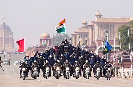 புது தில்லியில் குடியரசு தின விழா அணிவகுப்பை முன்னிட்டு சாகச பயிற்சிசியில் ஈடுபட்ட வீரா்கள்.