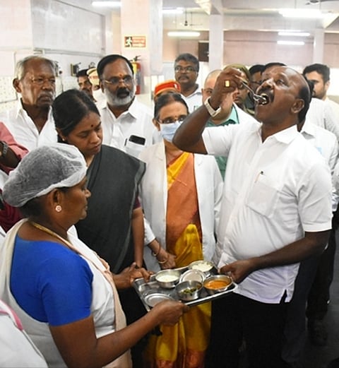 சேலம் அரசு மருத்துவமனையில் நோயாளிகளுக்கு வழங்கப்படும் உணவின் தரத்தை ஆய்வு செய்த மக்கள் நல்வாழ்வுத் துறை அமைச்சா் மா. சுப்பிரமணியன். உடன் மாவட்ட ஆட்சியா் ரா. பிருந்தா தேவி, அரசு மருத்துவக் கல்லூரி மருத்துவமனை முதன்மையா் தேவி மீனாள் உள்ளிட்டோா்.