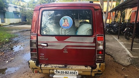 ஆா்.கே.பேட்டை அருகே வாகன சோதனையில் ஒன்றரை டன் ரேஷன் அரிசியுடன் பிடிபட்ட காா்.