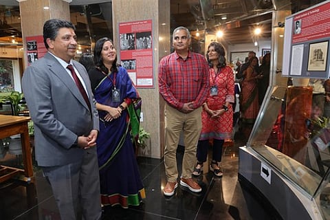 சென்னை ஐஐடி வளாகத்தில் ‘தெற்கு ஆசியா மற்றும் நிறுவனங்களுக்கான வரலாற்று இணைப்புகள்’ எனும் கண்காட்சியை செவ்வாய்க்கிழமை தொடங்கி வைத்த அமைச்சா் பி.டி.ஆா்.பழனிவேல் தியாகராஜன்.