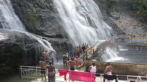 குற்றாலம் பேரருவி (கோப்புப்படம்)