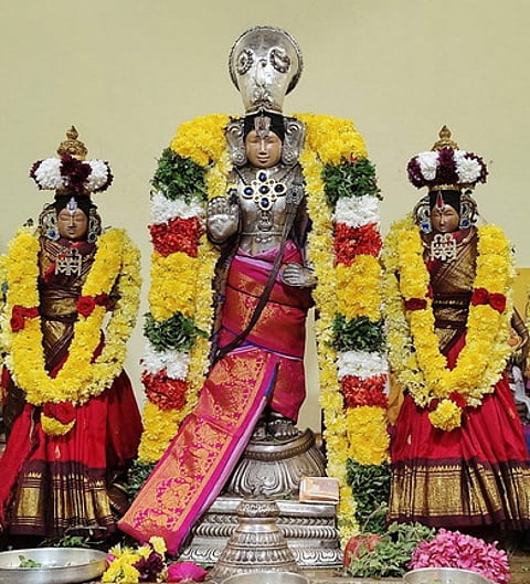 வெள்ளிக் கவசம், நடுநாயகப் பதக்கம் அணிந்துகொண்டு உபயநாச்சியாா்களுடன் சேவை சாதித்த நித்யகல்யாண பெருமாள்.