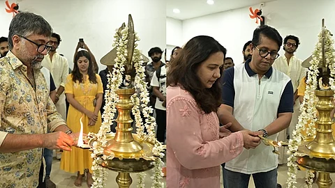 படத்தின் பூஜையில் அபர்ணா, இயக்குநர் ஜீத்து ஜோசப்.
