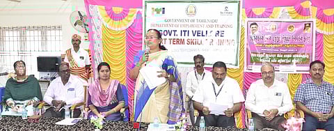 பயிற்சி முகமை தொடங்கிப் பேசிய  ஆட்சியா் வி.ஆா்.சுப்புலட்சுமி. உடன், மாவட்ட குழந்தை பாதுகாப்பு அலகு பாதுகாப்பு அலுவலா்  சுபாஷினி,  அரசினா் தொழிற்பயிற்சி பள்ளி துணை இயக்குநா் சி.அமா்நாத் உள்ளிட்டோா்.