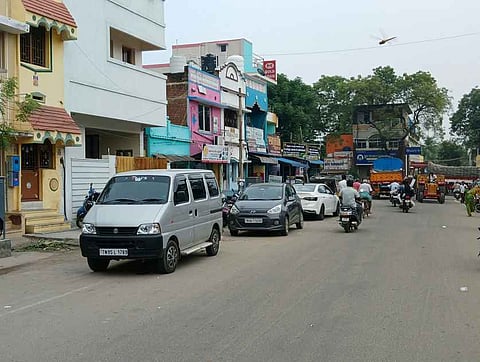 ஸ்ரீவில்லிபுத்தூா் கீழத வீதியில் சாலையோரம் நிறுத்தப்பட்ட வாகனங்கள்.