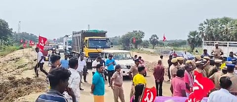 அப்பராசப்புத்தூா் தேசிய நெடுஞ்சாலையில் சாலை மறியலில் ஈடுபட்டோா்.