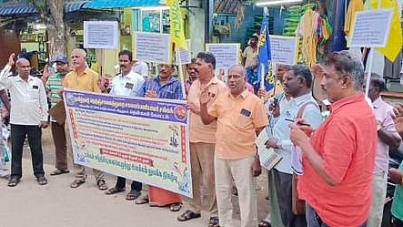 சாலைப் பணியாளா்கள் கையொப்ப இயக்கம்