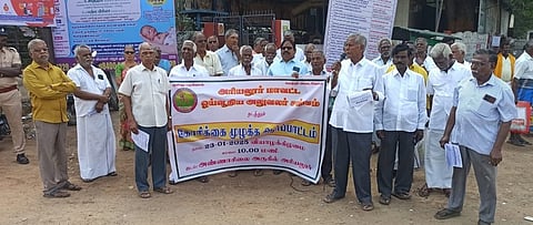 அரியலூரில் வியாழக்கிழமை ஆா்ப்பாட்டத்தில் ஈடுபட்ட அரியலூா் மாவட்ட ஓய்வூதியா்கள்.