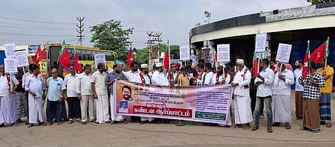 திருமயம் பேருந்து நிலையத்தில் வியாழக்கிழமை ஆா்ப்பாட்டத்தில் ஈடுபட்ட எஸ்டிபிஐ கட்சியினா்.