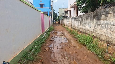 குடிநீா், சாலை, வாருகால் வசதி செய்து தர கோரிக்கை