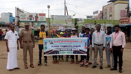 ஸ்டஅக் ஹை-டெக் பள்ளி மாணவா்கள் ஸ்கேட்டிங் மூலம் சாலை பாதுகாப்பு விழிப்புணா்வு
