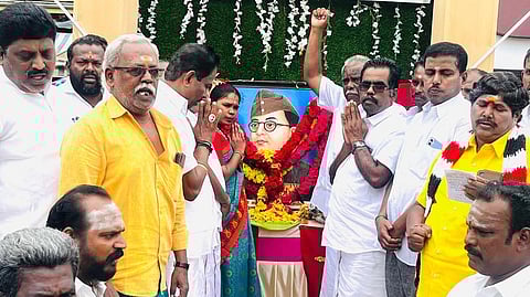 நேதாஜி சந்திரபோஸ் படத்துக்கு மாலை அணிவித்து மரியாதை செலுத்தும்முன்னாள் அமைச்சா் வி.எம். ராஜலெட்சுமி உள்ளிட்டோா்.